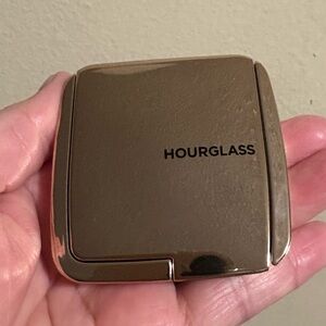 HOURGLASS Ambient Lighting Blush in Mood Exposure Like New I just swatched.